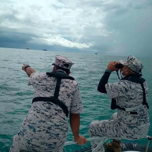 Retter suchen nach den vermissten Tauchern vor der Küste von Mersing in Johor.