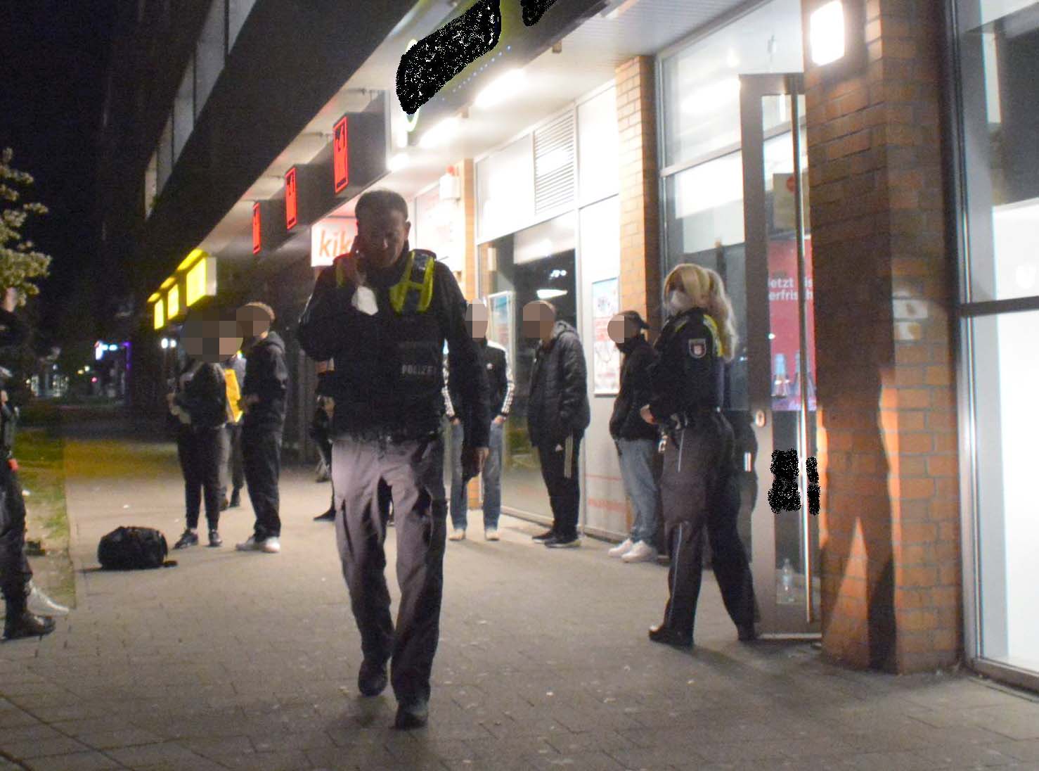 Streit in Kiosk in Mümmelmannsberg - Jugendlicher mit messer verletzt