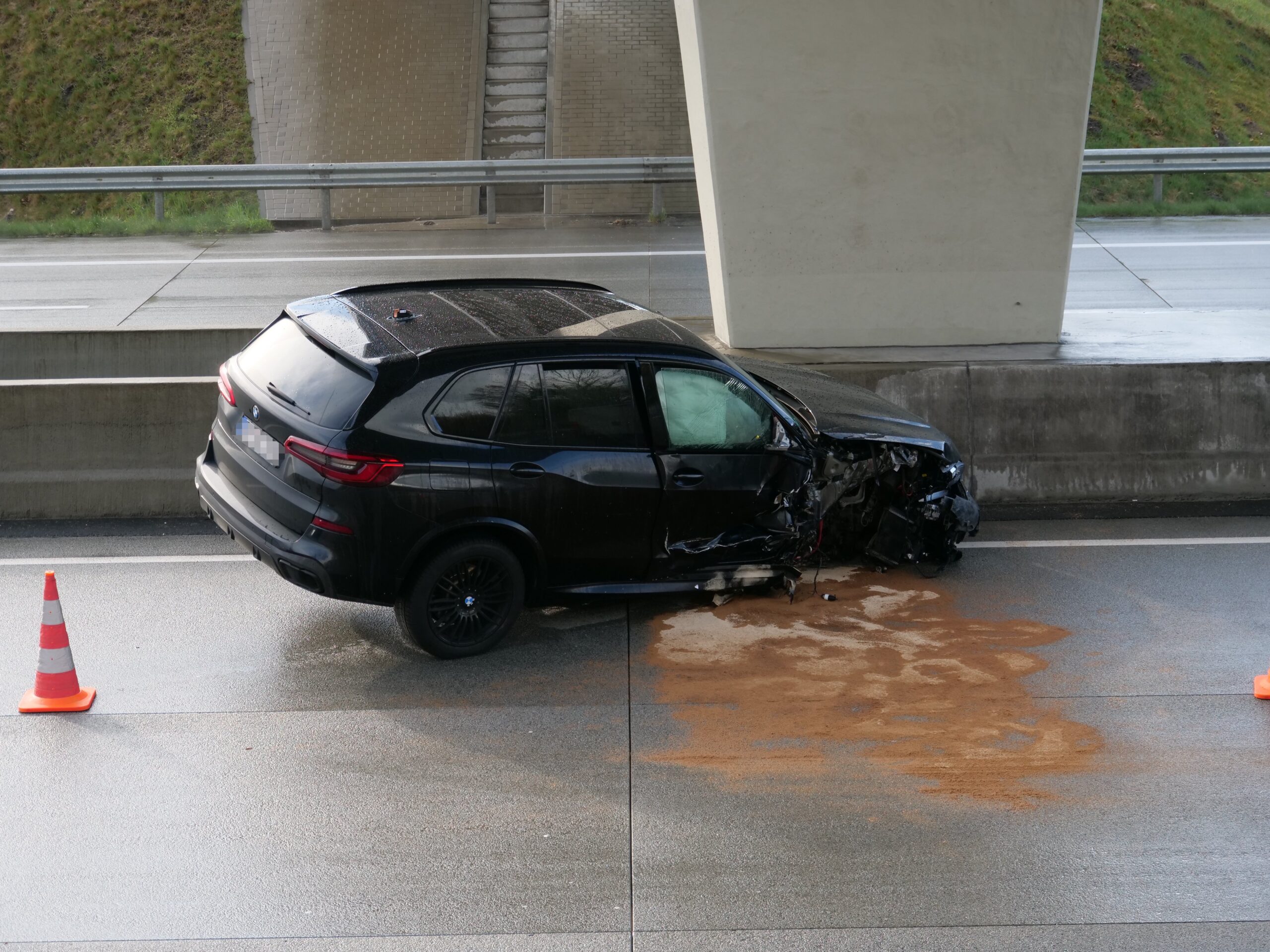 Ein BMW steht schräg auf der Fahrbahn, der vordere rechte Reifen wurde beim Unfall abgerissen