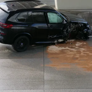 Ein BMW steht schräg auf der Fahrbahn, der vordere rechte Reifen wurde beim Unfall abgerissen