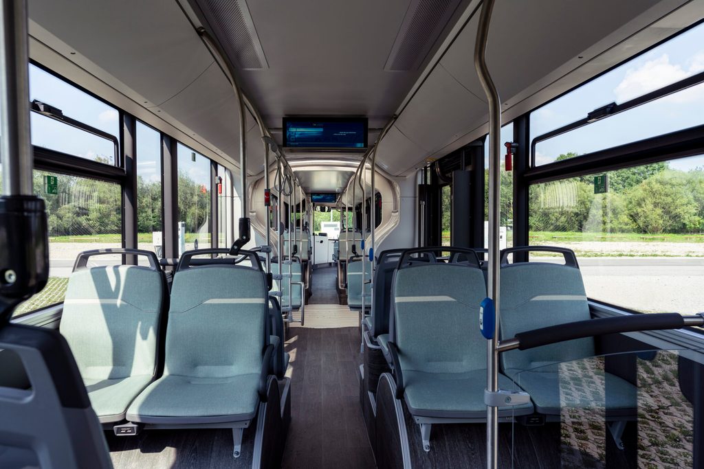 So sehen die neuen E-Busse von innen aus – farblich können sich noch auf die Hochbahn und VHH angepasst werden.