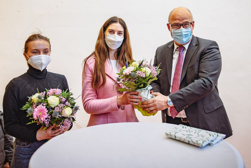 Schulsenator Ties Rabe mit den ukrainischen Lehrerinnen Tetjana Yahodka und Lesia Storchak