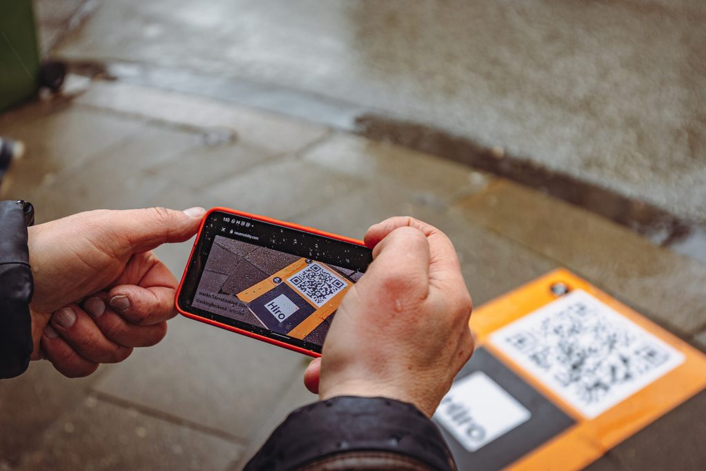 Der QR-Code auf dem Boden kann per Handy gescannt werden – dann öffnet sich das erstellte Konzept.