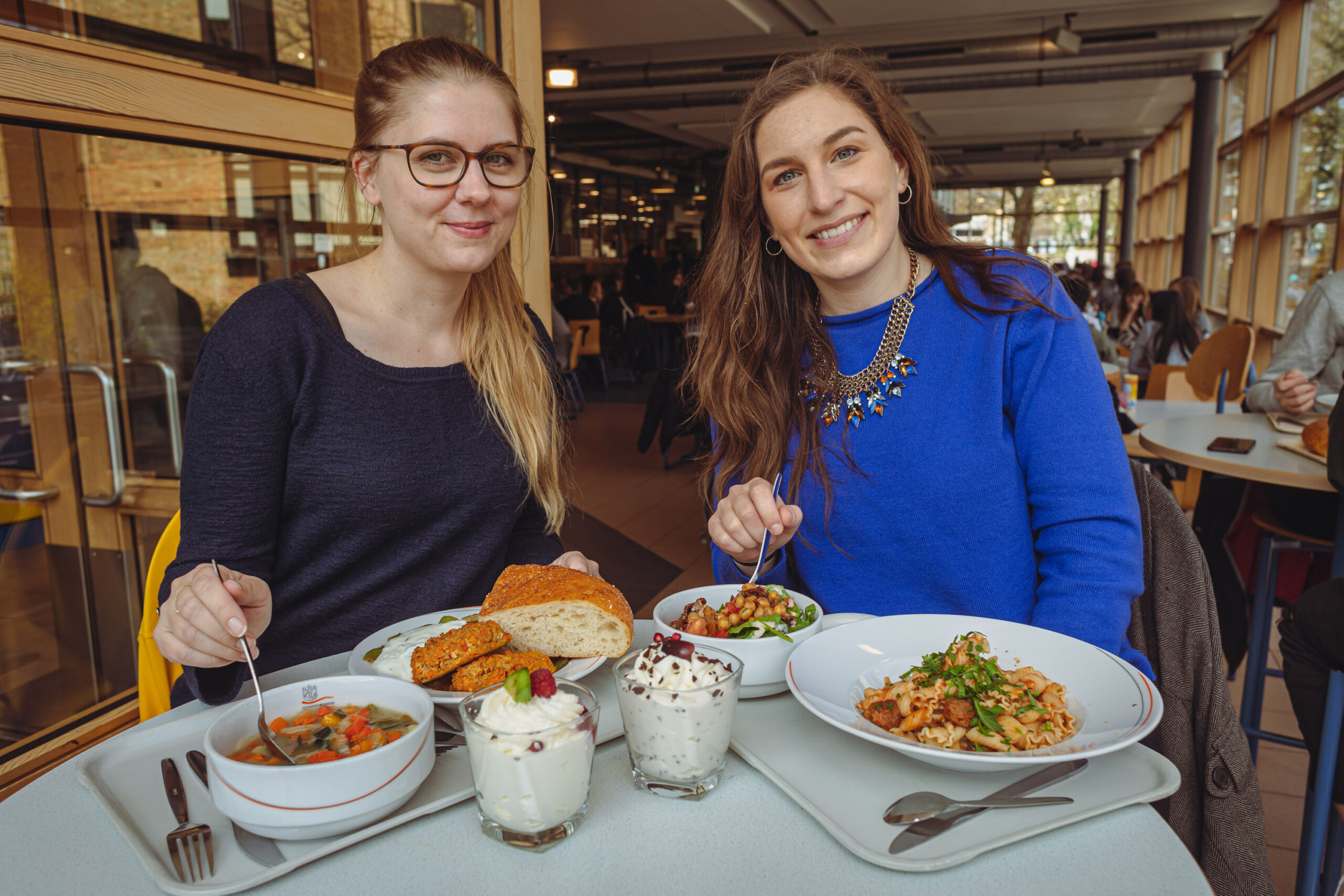 MOPO-Reporterinnen Nicola Daumann (l.) und Miriam Khan testen das neue Mensa-Essen.