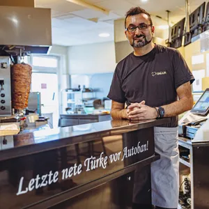 Ishak Ates am Tresen seines Döner Imbiss'