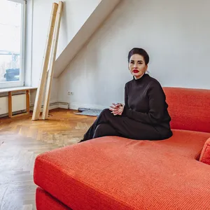Sandra Rusch sitzt in ihrer Wohnung auf dem Sofa