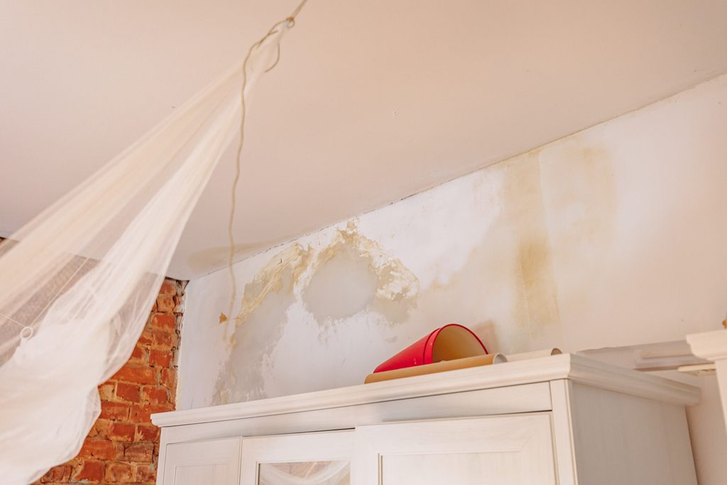 Wasserschaden an der Wand