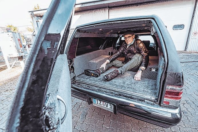 MOPO-Reporter Thomas Hirschbiegel durfte im Leichenwagen schon mal Probe liegen, Platz ist mehr als genug.