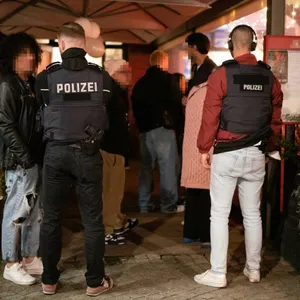 Polizisten vor der Bar an der Eppendorfer Landstraße.