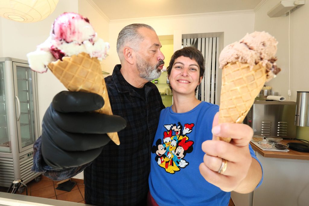 Inhaber Jan und Julia Tarazi von „Eisliebe“ in Ottensen freuen sich auf die neue Eis-Saison.