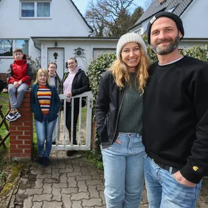 Simon Knipper mit seiner Frau Susanne Jäckel-Knipper und zwei ukrainischen Familien, die er direkt von der polnisch-ukrainischen Grenze nach Hamburg brachte.