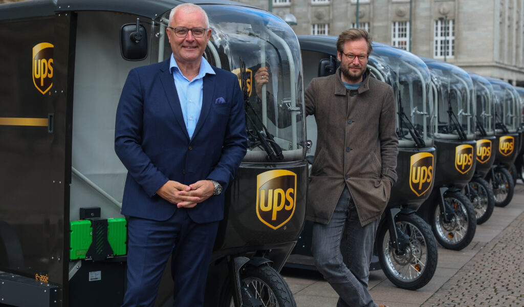 UPS-Chef Frank Jorgensen (links) und Hamburgs Verkehrssenator Anjes Tjarks (Grüne) vor den neuen Lastenrädern.