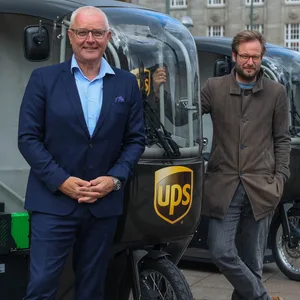 UPS-Chef Frank Jorgensen (links) und Hamburgs Verkehrssenator Anjes Tjarks (Grüne) vor den neuen Lastenrädern.