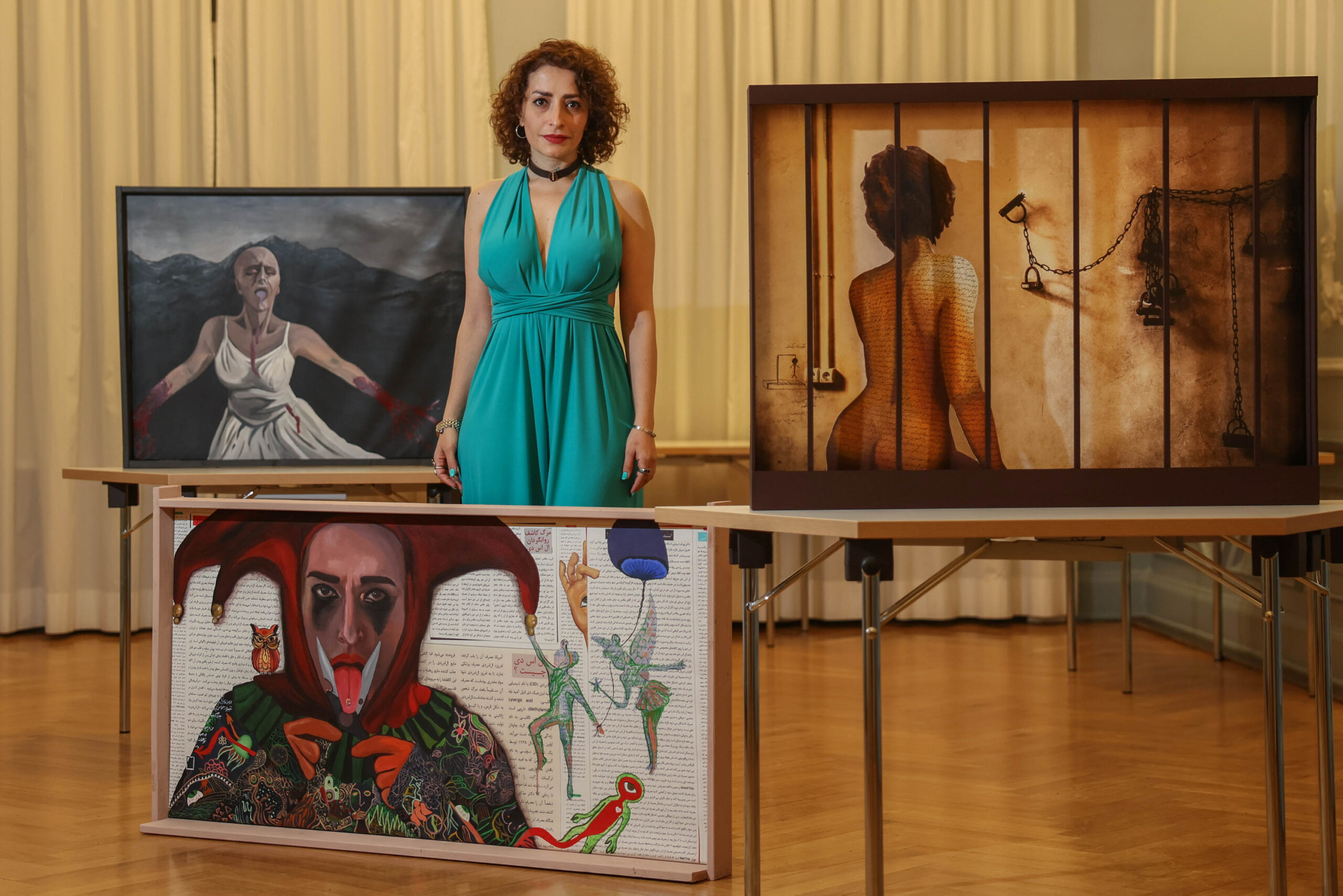 Sanaz Safaie verarbeitet in ihrer Ausstellung „Die Hand, die den Apfel nicht pflückte“ ihre Erlebnisse im Iran.