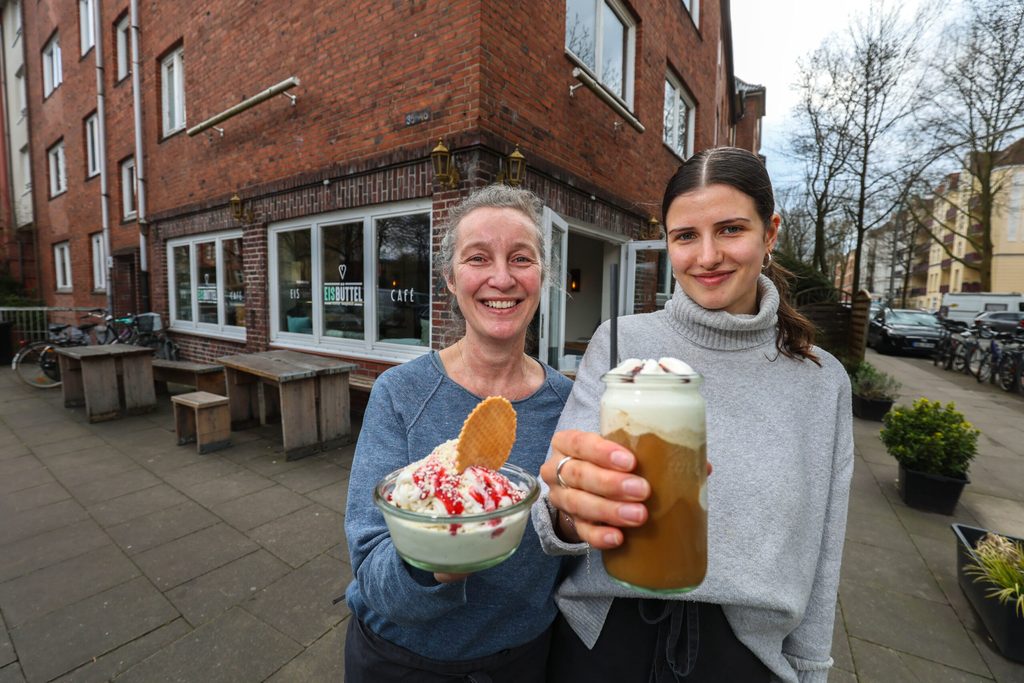 Inhaberin Ina Jung (li) und Luna (19) vor dem „Eisbüttel“ in Eimsbüttel. Hier dreht sich alles um Nachhaltigkeit.