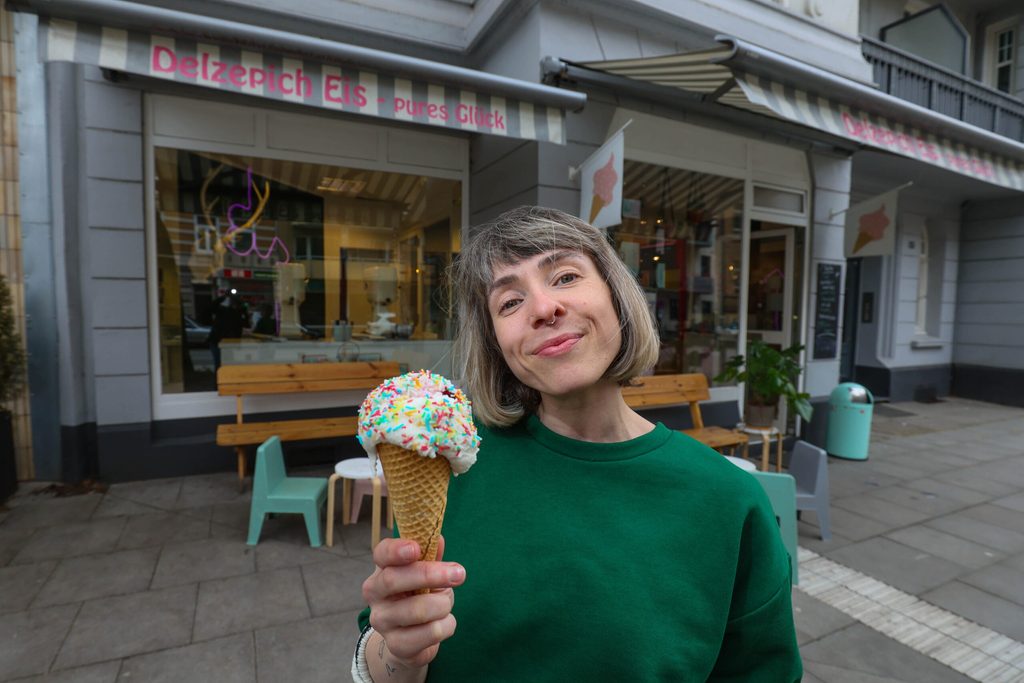 Beim „Delzepich Eis“ in Uhlenhorst schließen sich die Türen erst, wenn alles Eis verputzt ist. Hier: Inhaberin Jasmin Friedt (34).