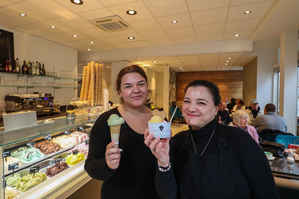 Nancy (37, rechts) und Inhaber-Tochter Eliona Cosaj (18) im „Eisige Liebe“ in Bergedorf.