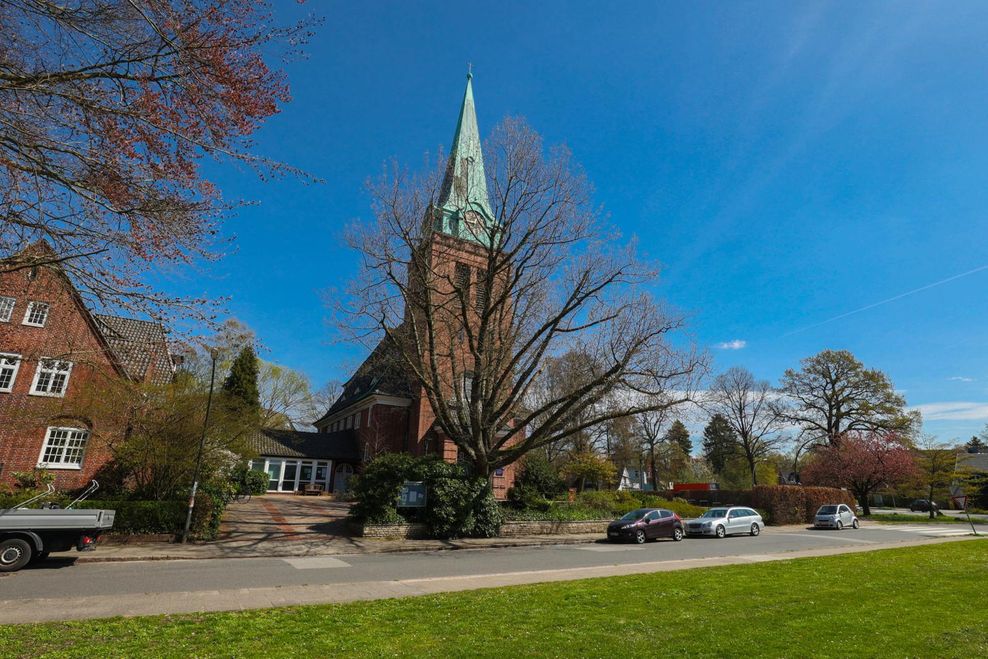 Bei der Flottbeker Kirche sollen die Brüder am 26. Januar 2021 einen Mann attackiert haben.