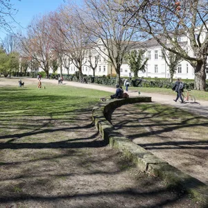 Blick in den Lohmühlenpark in Richtung Lange Reihe, rechts Häuser