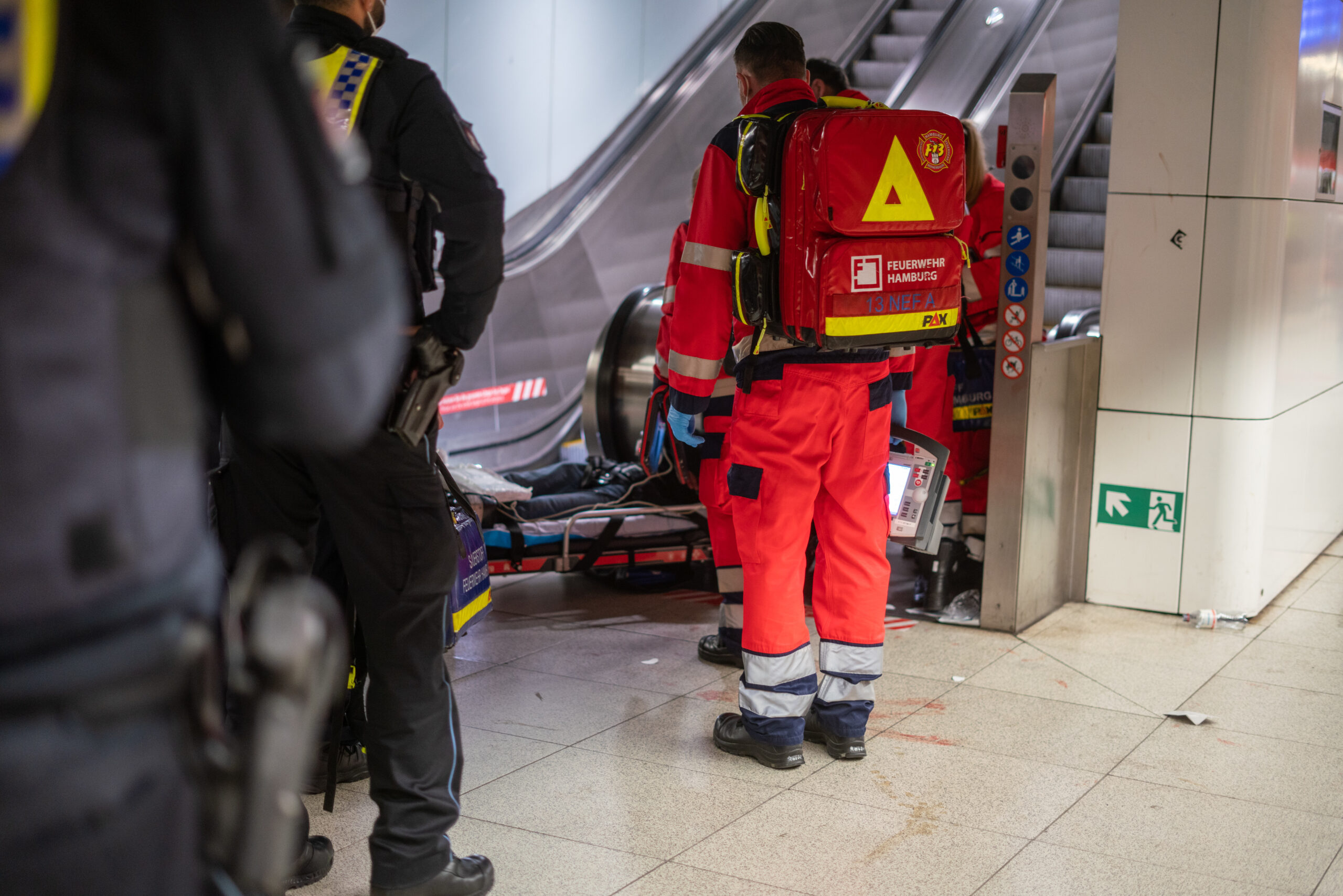 Streit im Bahnhof Jungferstieg - zwei schwer verletzte Männer