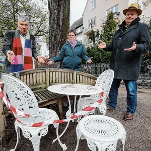 Dieser kleinen Sitzgruppe an der Schuhbackstraße Ecke Erikastraße wurde entfernt. Die Anwohner Ralf K. (l.), Claudia H. und Jan van D. sind sauer.