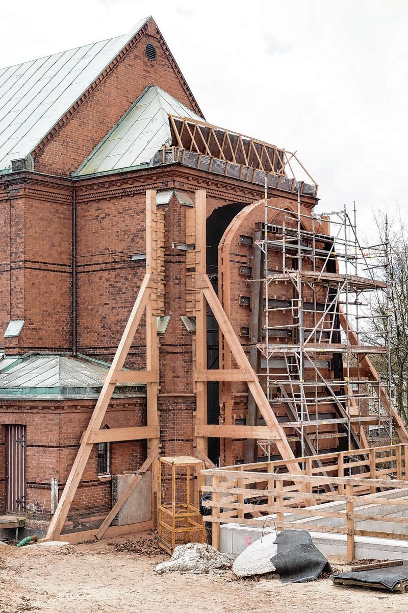 In monatelanger Arbeit war die Kirchenwand aus dem Gotteshaus herausgeschnitten und umgedreht worden.