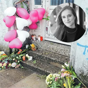 Blumen liegen vor der Haustür des Mehrfamilienhauses in Ottensen, in dem Antonia-Luisa H. lebte.