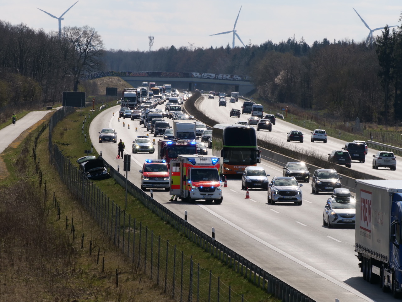 Der Fahrer eines Pkw kam am Samstagmittag mit seinem Wagen von der A7 ab.