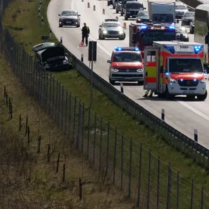 Der Fahrer eines Pkw kam am Samstagmittag mit seinem Wagen von der A7 ab.