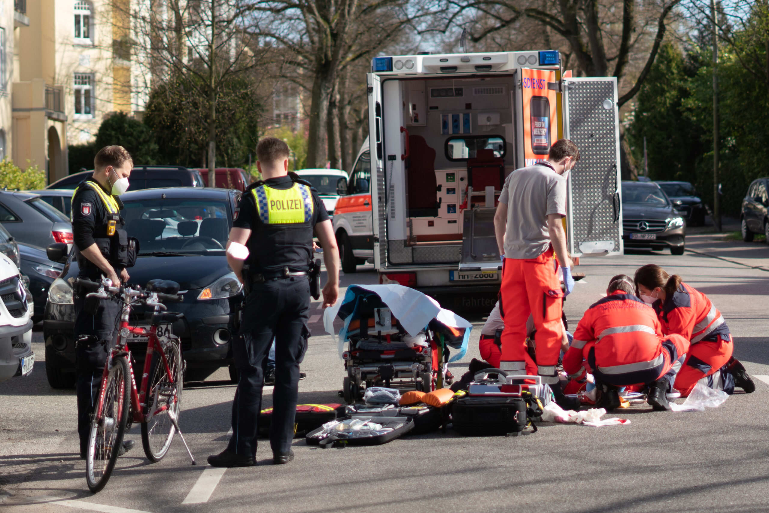 Ein 76-jähriger Radfahrer wurde bei einem Unfall in der Sierichstraße schwer verletzt.