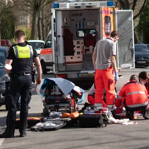 Ein 76-jähriger Radfahrer wurde bei einem Unfall in der Sierichstraße schwer verletzt.