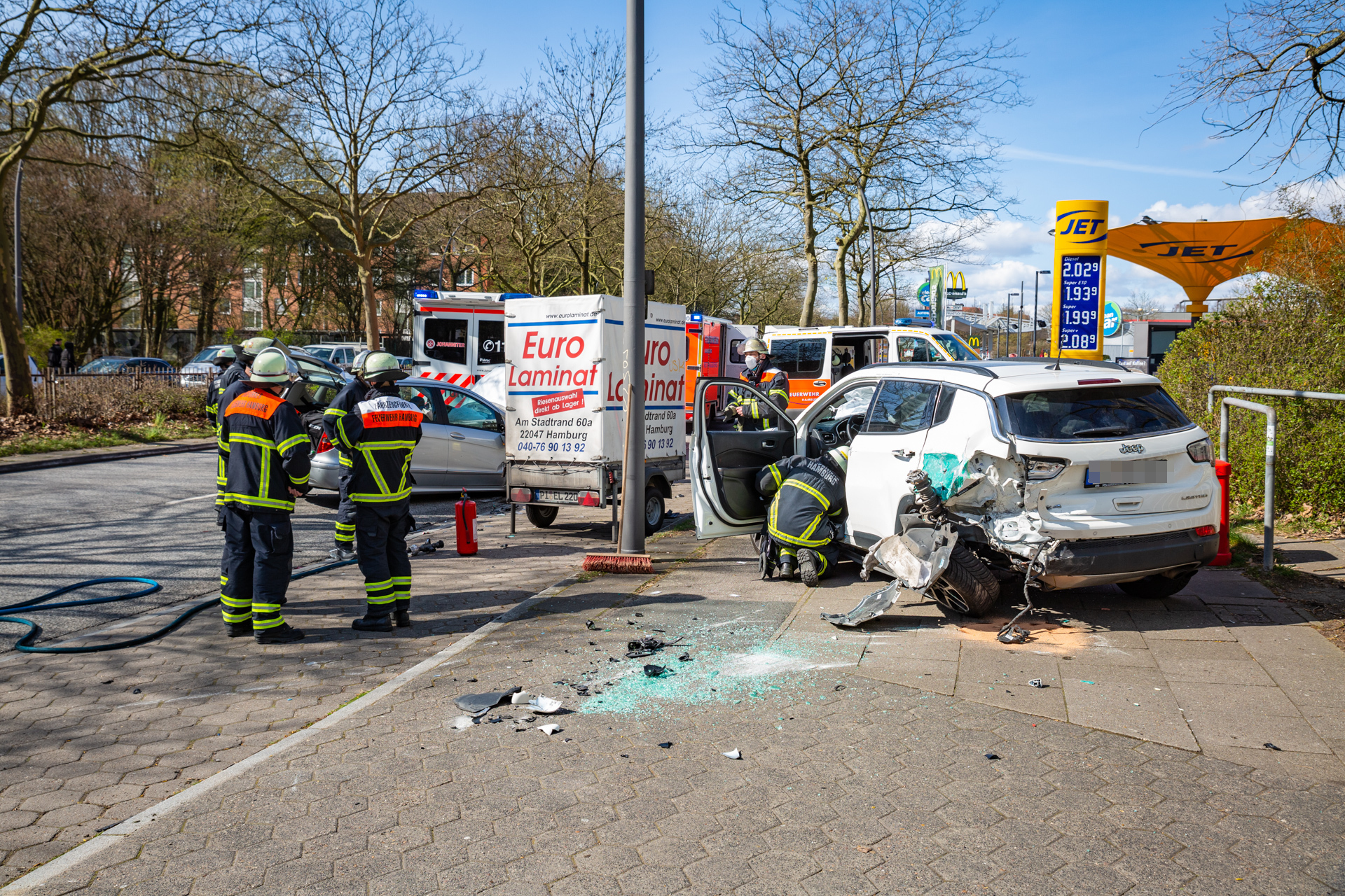 Einsatzkräfte am Unfallort in Hamburg-Steilshoop.