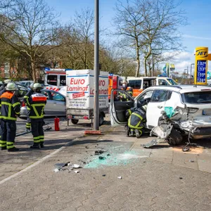 Einsatzkräfte am Unfallort in Hamburg-Steilshoop.
