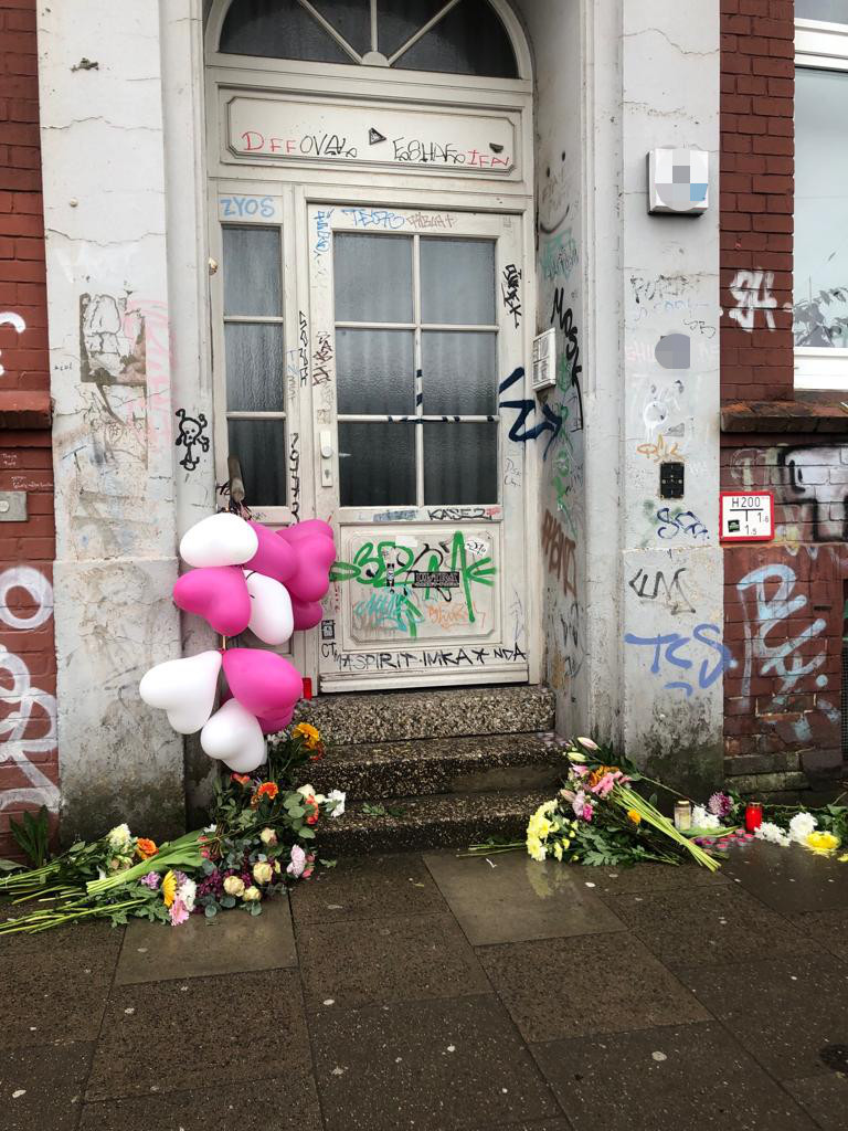 Vor dem Haus in Hamburg-Ottensen wurden Blumen, Kerzen und Ballons abgelegt.