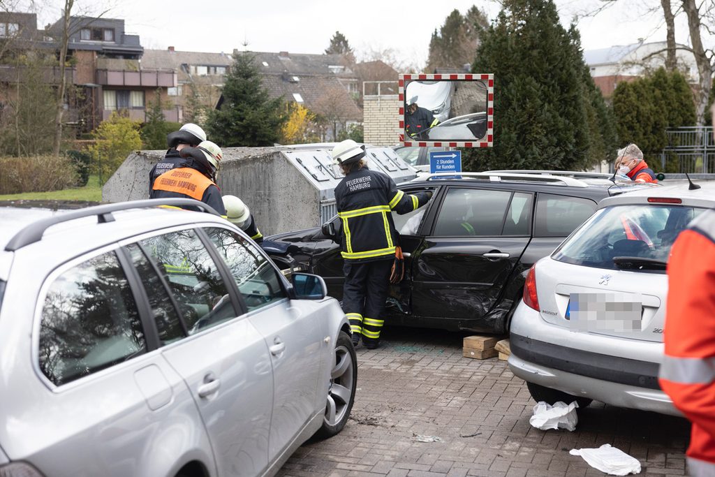 Die Frau und ihre zwei Hunde waren in dem Wagen eingeklemmt. Feuerwehrkräfte befreiten sie.