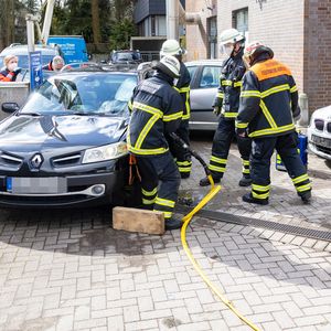 Feuerwehrmänner öffnen mit einem Spreizer die Fahrertür des Renault.