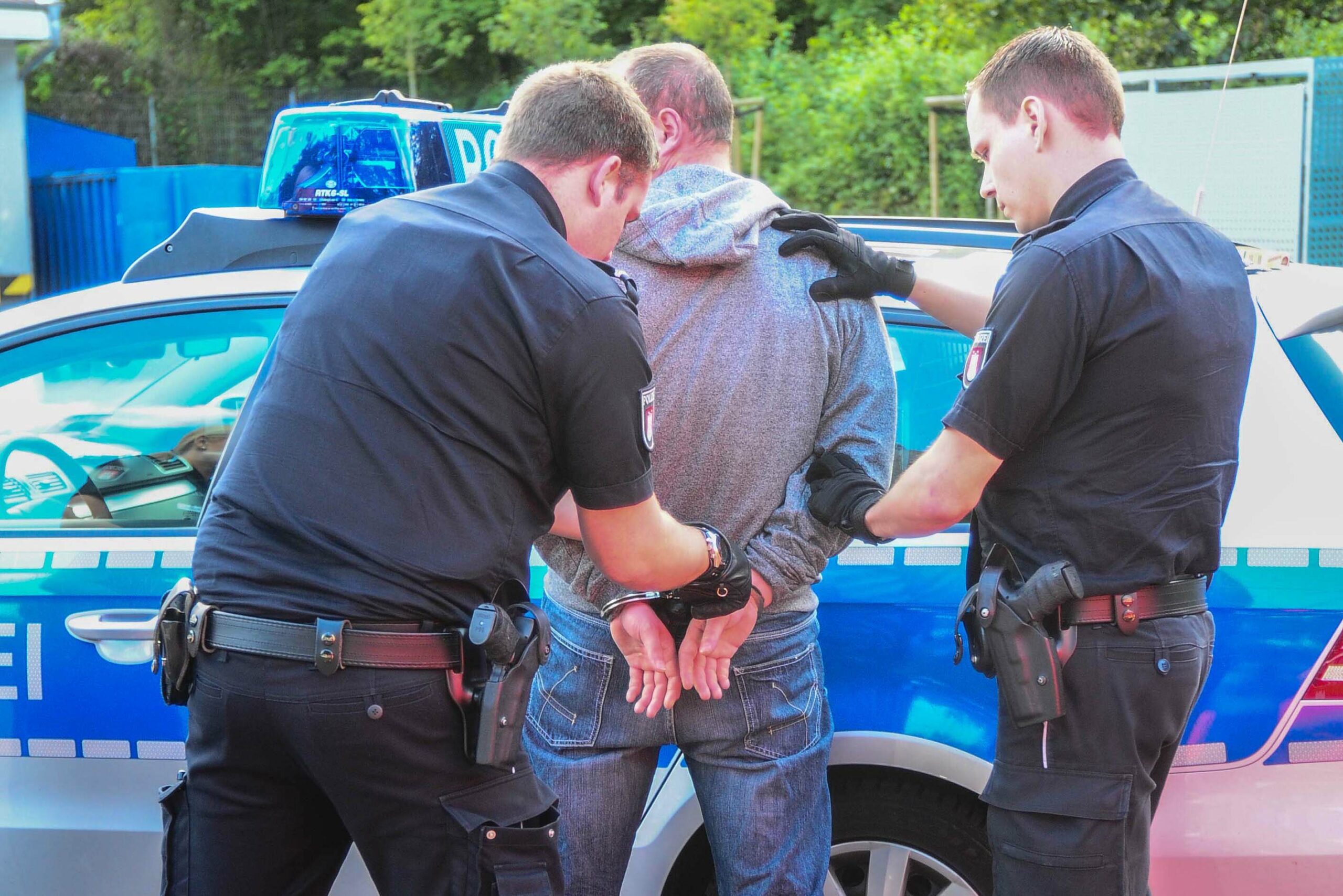 Falsche Polizisten in Wellingsbüttel festgenommen – sie hatten Senioren um 60.000 Euro betrogen