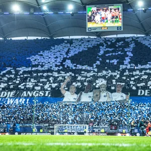 HSV-Fans im Volksparkstadion im DFB-Pokal gegen Leipzig