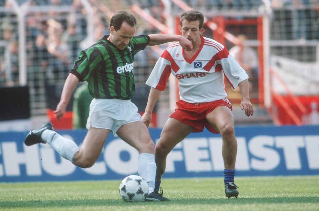 Igor Belanov im Kampf um den Ball im Spiel gegen den HSV