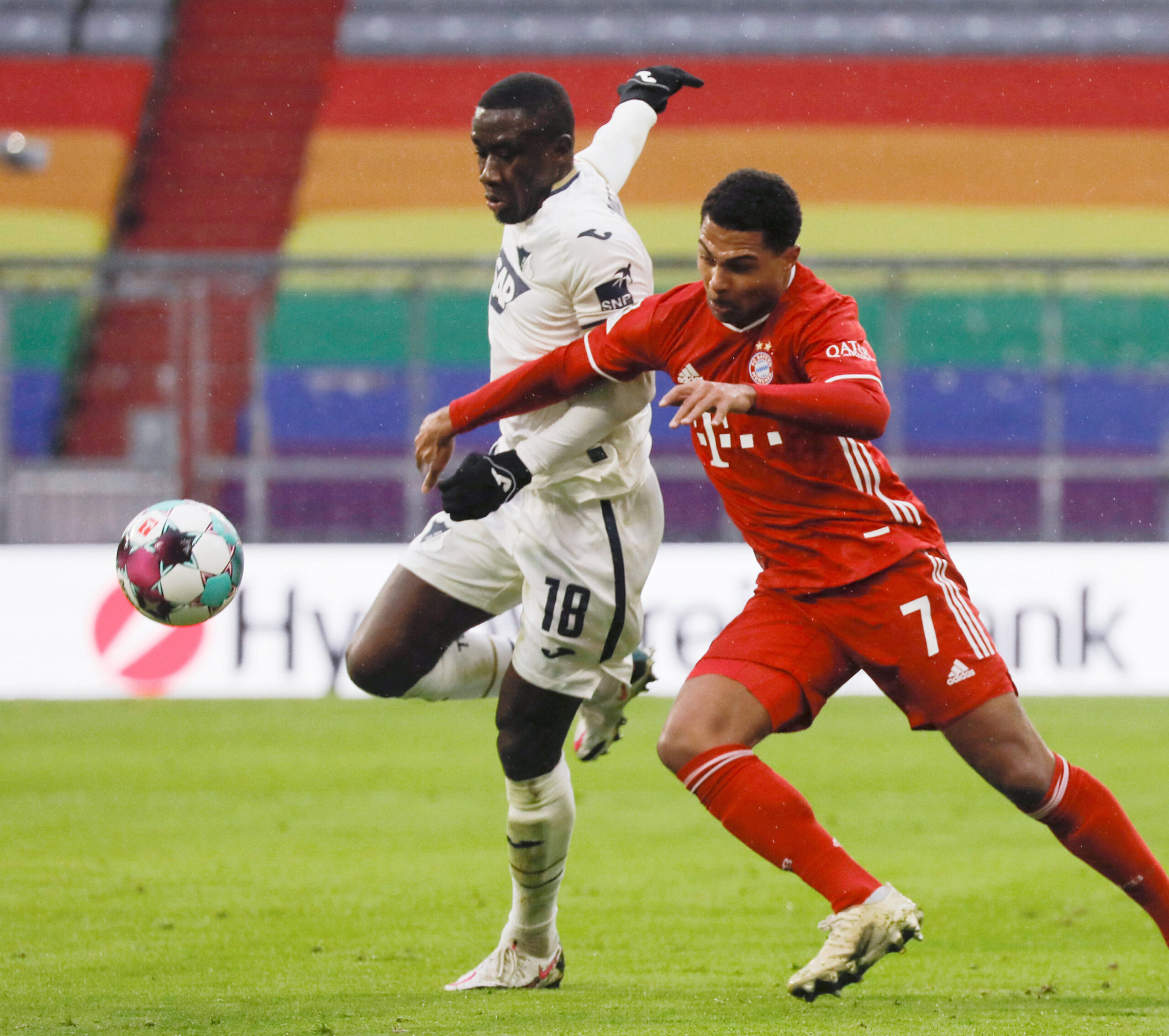 Serge Gnabry von Bayern München gegen Diadié Samassékou von Hoffenheim