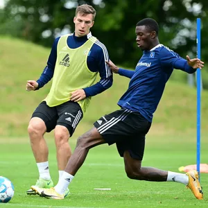 Robin Meißner und Aaron Opoku im HSV-Training