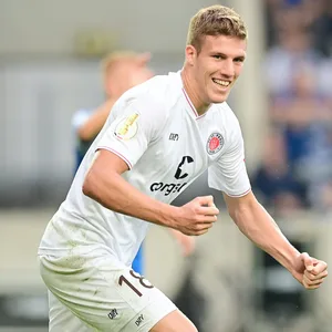 St. Pauli-Profi Jakov Medic freut sich