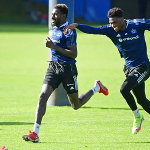 Die HSV-Profis Bakery Jatta (l.) und Faride Alidou