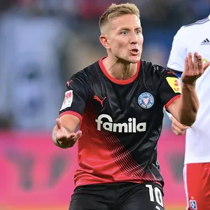 Lewis Holtby (Holstein Kiel/l.) und HSV-Profi Sonny Kittel