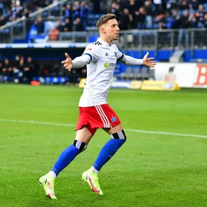 Sonny Kittel jubelt für den HSV