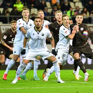 St. Pauli gegen Sandhausen bei einem Eckball