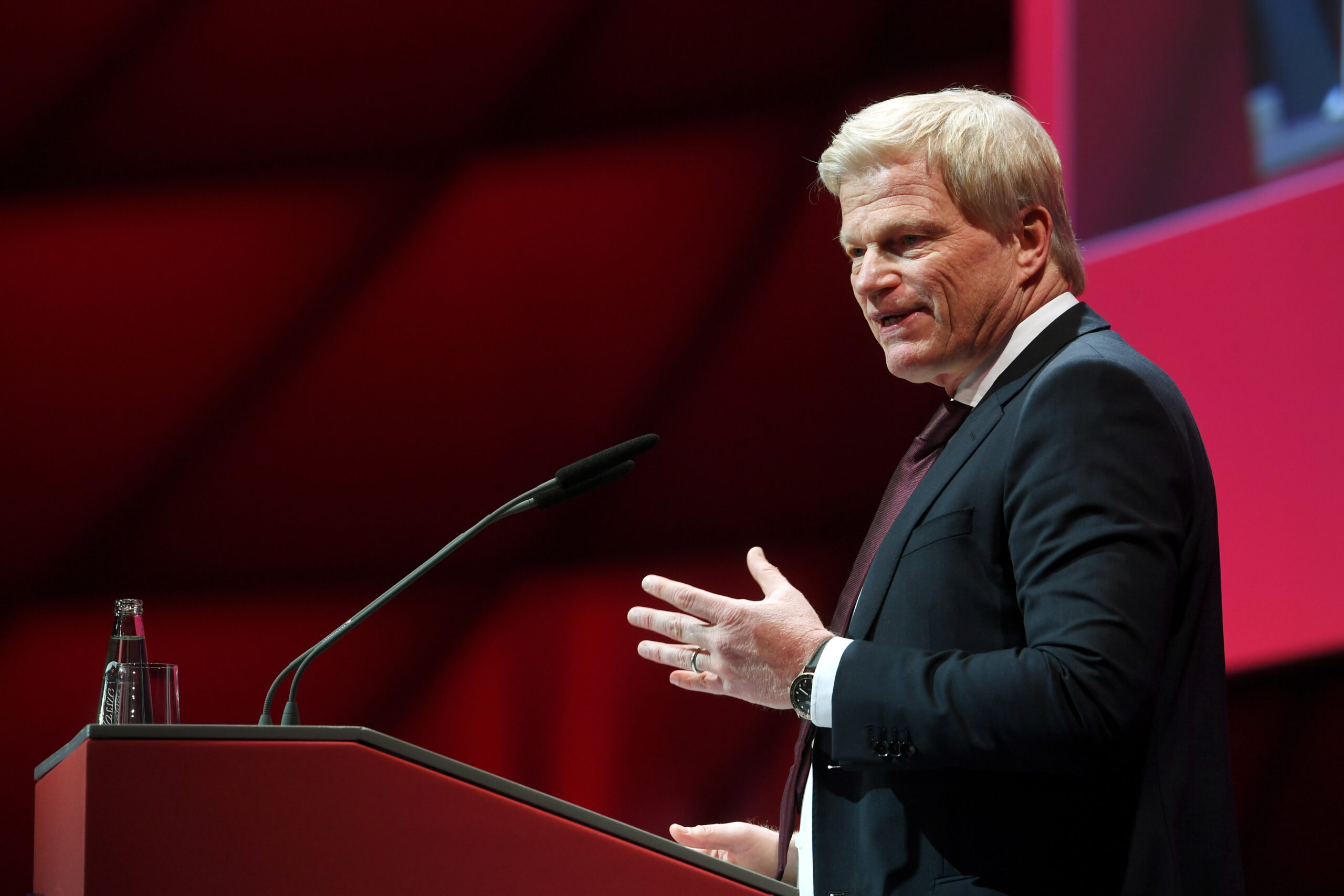 Bayern Vorstandschef Oliver Kahn spricht auf der Bühne in Mikrofon