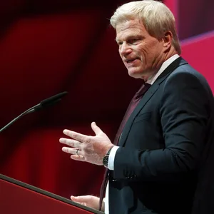 Bayern Vorstandschef Oliver Kahn spricht auf der Bühne in Mikrofon