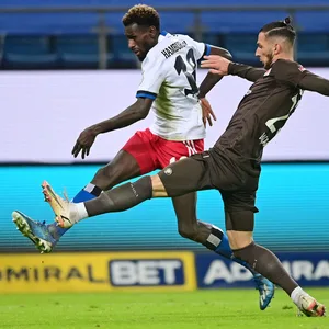 HSV-Profi Bakery Jatta gegen St. Paulis Leart Paqarada im Derby