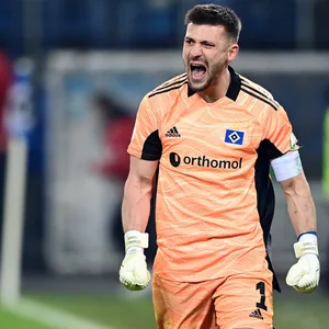 HSV-Torhüter Daniel Heuer Fernandes jubelt im DFB-Pokalspiel